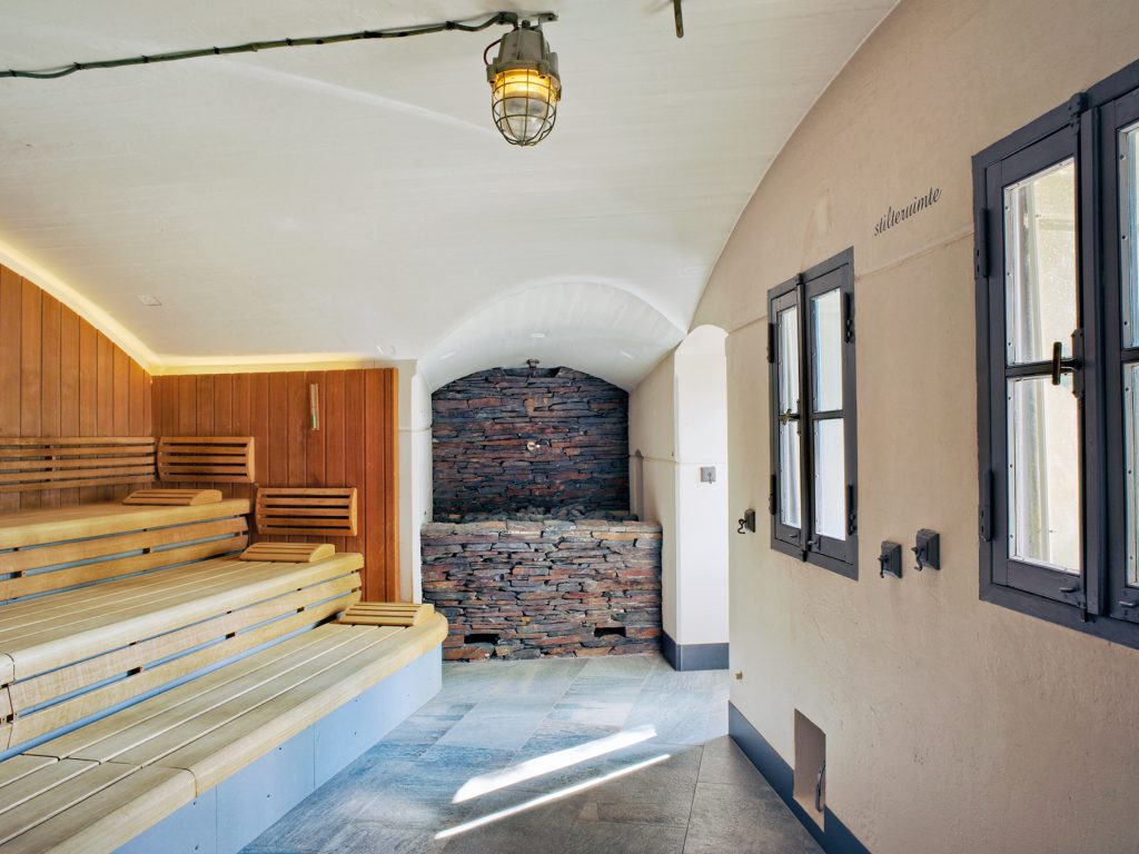 Une installation spéciale dans le Spa &amp; Wellness du Fort Resort Beemster est le sauna à bâtons. Un sauna chaud situé dans l&#039;authentique forteresse.