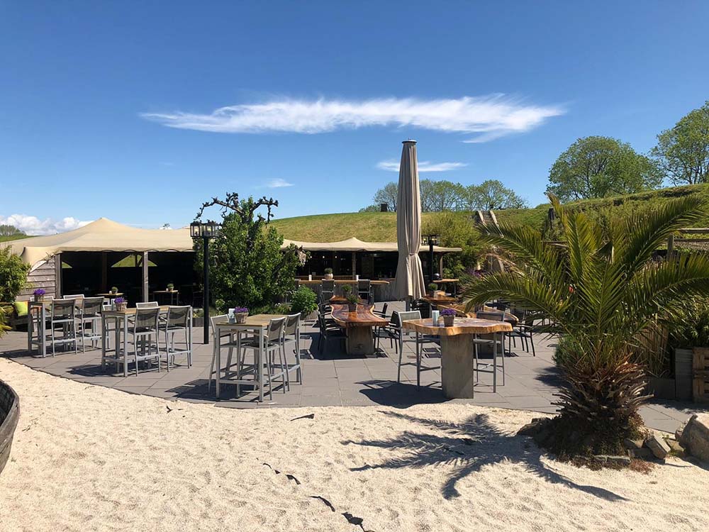 Lounge terras met strand bij Fort Resort Beemster en het Poterne Restaurant